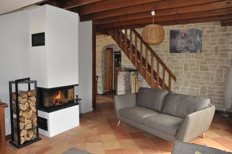 Pose d'une cheminée design moderne trois faces avec range bûches et niches à Cestas Pierroton prés du Bassin d'Arcachon