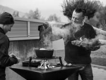 Cuisiner à l'extérieur en famille